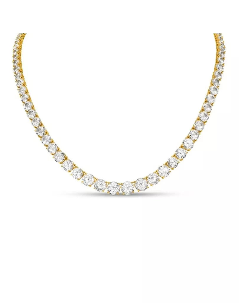 Collana in oro caricata sotto la luna piena per dare protezione alla persona.