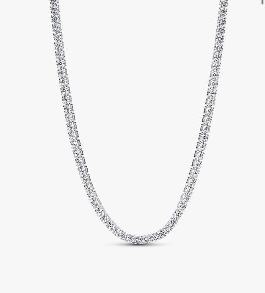 Collana in argento caricata sotto la luna piena per dare protezione alla persona. Elegante 